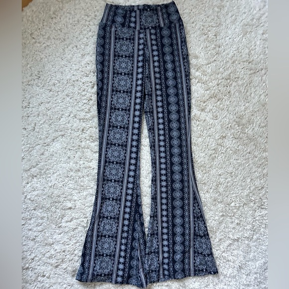 SATINA High-Waisted Flare Leggings - Picture 8 of 15